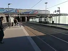 Station de la ligne 7 du tramway. Une rame VAL 206 est visible au-dessus de la station.