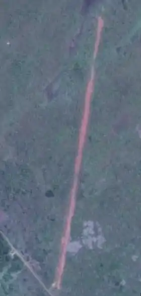 Vue aérienne de l'unique piste de terre.