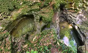 Les cuves de l'Audeux en période d'étiage à Aïssey.