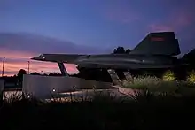 Photographie de l'avion A-12 exposé à l'extérieur du siège de la CIA.