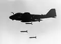 Grumman A-6 Intruder de l'escadron VA-95 Green Lizard provenant de l'Enterprise larguant des bombes à sous-munitions CBU-59 lors de l'opération Praying Mantis.