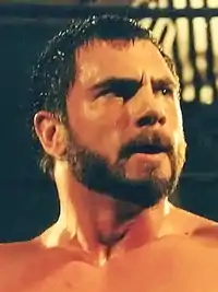 Austin Aries, premier catcheur de l'histoire ayant eu plus d'un règne en tant que ROH World Champion. Adam Cole, unique catcheur ayant eu le titre à trois reprises.