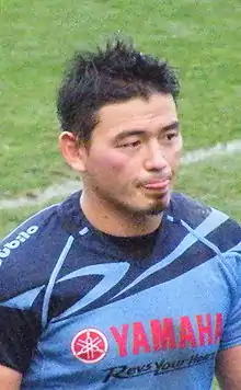 Portrait du joueur sous les couleurs bleues de son club des Yamaha Júbilo.