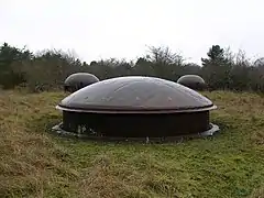 Tourelle de 75 mm modèle 1933 en batterie, protégée par deux cloches GFM (ouvrage de Molvange, bloc 8).