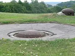 Tourelle de 81 mm en position éclipsée du bloc 3, protégée par une cloche GFM.