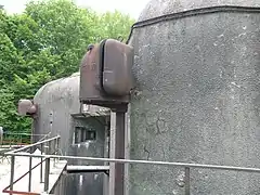 Façade arrière de l'ouvrage, avec le fossé diamant, l'entrée et les deux projecteurs.