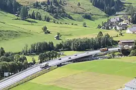 La semi-autoroute A13 à Splügen dans le Rheinwald.