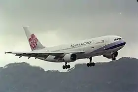 B-1814, l'Airbus A300 de China Airlines impliqué dans l'accident, ici à l'aéroport international Kai Tak de Hong Kong, en mai 1997.