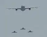 A330 MRTT de l'Armée de l'air escorté par trois Mirage 2000D de la 3e escadre de chasse lors du défilé aérien 2018.