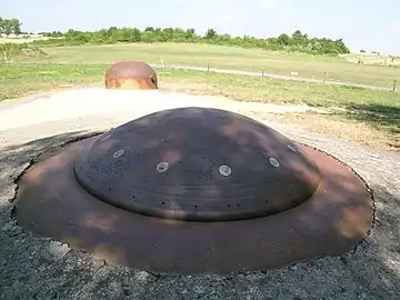 Dessus d'un bloc-tourelle : une tourelle de mitrailleuses éclipsée et une cloche GFM (bloc 1 du petit ouvrage du Bambesch).