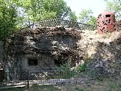 Façade du bloc 2 de l'ouvrage du Bambesch, dont le béton a été labouré par les obus.