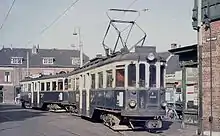 Photographie en couleurs d'un véhicule circulant sur des rails.