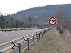 Limitation à 130 km/h, après le col d'Évires, autoroute A410, Haute-Savoie.