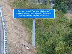 Panneau de bienvenue sur l'Autoroute blanche.