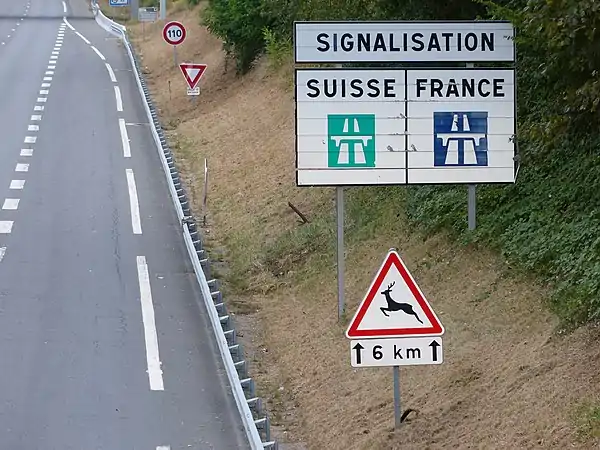 Panneau français signalant le changement de couleur après avoir quitté la Suisse.