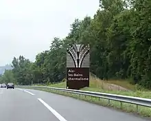 Panneau sur le bord d'une autoroute indiquant la ville d'Aix-les-Bains
