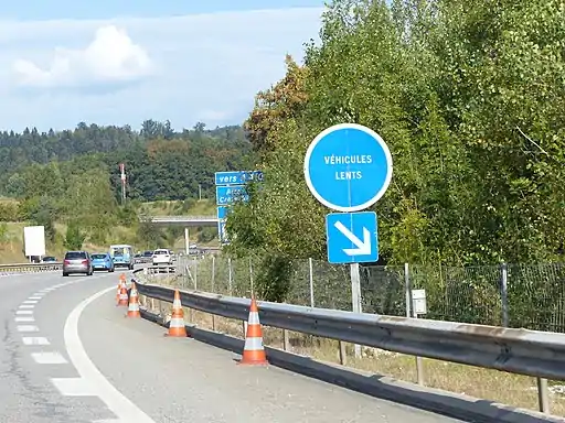 « Véhicules lents » dans une montée de l'autoroute A41 en Haute-Savoie.