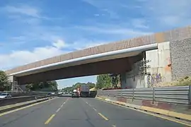 Le pont au-dessus de l'A6 à Grigny en juillet 2020.