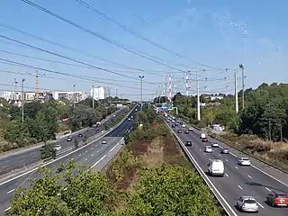 L'autoroute A6 en direction du nord, le quartier de la Cerisaie à Fresnes visible.