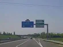 L'autoroute à deux numéros A71-A89 et des panneaux directionnels dont la sortie 13 indique Riom