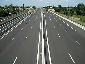 L'autoroute à trois voies de circulation par sens passe à l'est de la commune