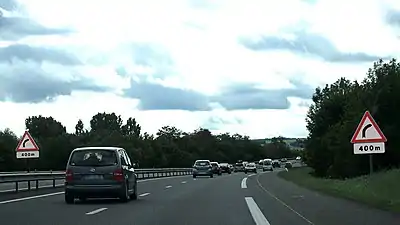 Autoroute avec panneau annonçant un virage à droite