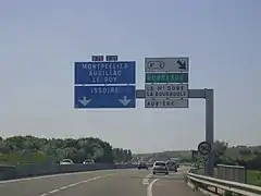 Panneaux sur la sortie 2 de l'autoroute A75 ; la sortie indique Aubière.