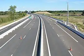 La voie rapide passant au sud de l'autoroute