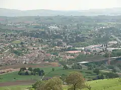 Vue de la construction du viaduc dans un plan large avec en fond le village de Pontcharra-sur-Turdine.