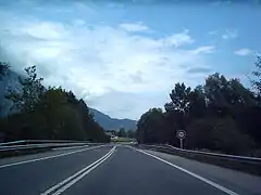 La semi-autoroute A8 avant le pont sur la Sarner Aa entre Sarnen-Nord et Alpnach-Süd.