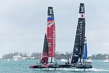 Deux catamarans côte à côte, légèrement de trois quart.