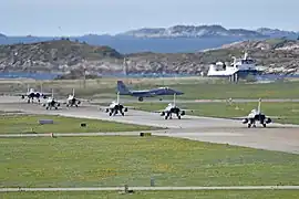 Bodo air base, 2 F-15C (80-0004 & 78-0474), 2 F-16s norvégiens (674 & 692) et 3 Rafales (335, 330 & 123).