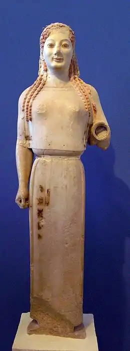 La korè en péplos de l'Acropole, v. 530. Sanctuaire d'Athéna Polias. Marbre de Paros, H. 1,17 m. Musée de l'Acropole d'Athènes