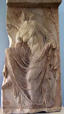 Nikè détachant sa sandale. Marbre, H. 1,01 m. Temple d'Athéna Nikè, 420-410. Musée de l'Acropole d'Athènes.