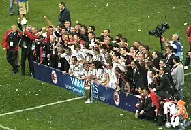 Photographie des joueurs de l'AC Milan célébrant leur victoire en Ligue des Champions, en 2007.