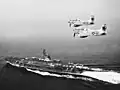 Deux des avions AD-5W Skyraider AEW du VAW-12 survolent l'USS Forrestal (CVA-59), alors qu'il opérait avec la sixième flotte en mer Méditerranée, le 25 avril 1960