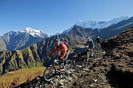 VTT sur un sentier du trek du lac Roopkund (Uttarakhand).