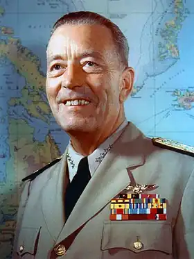 Photo en buste d'un homme souriant en costume militaire porteur de nombreuses décorations