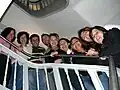 Étudiants dans l'escalier à l'Alliance française de Guimarães.