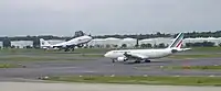 Boeing 747-400 de Japan Airlines au décollage et Airbus A330-200 d'Air France
