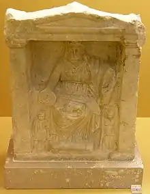 Cybèle sur un trône, naïskos du IVe siècle av. J.-C. Musée de l'Agora antique d'Athènes.