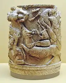 Pyxide en ivoire sculptée retrouvée à Athènes, fin du XVe siècle av. J.-C., Musée national archéologique d'Athènes.