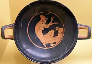 Kylix du peintre Chairias : femme s'agenouillant devant un autel. Athènes, vers -510 / -500.