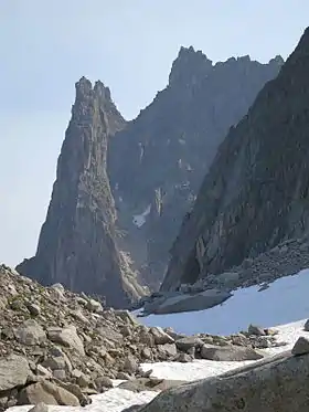 L'aiguille de l'M (à gauche) avec le col de la Bûche et les Petits Charmoz