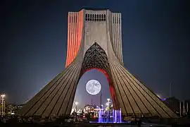 La tour Azadi lors d'une pleine lune.