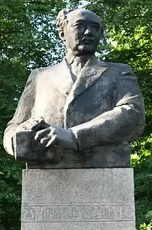 La statue de Moukhtar Aouézov proche de l'opéra.