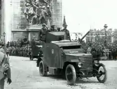 Une Auto-Canon, place de l’Étoile à Paris, lors du Défilé de la Victoire.