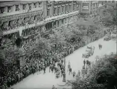 Autos-Canons, boulevard des Italiens à Paris, lors du Défilé de la Victoire le 14 juillet 1919.