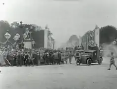 Des Autos-Canons arrivant place de la Concorde en passant devant les chevaux de Marly, lors Défilé de la Victoire.
