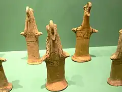 Figurines en argile de femmes à visages d'oiseaux. Atelier béotien, -600/-575